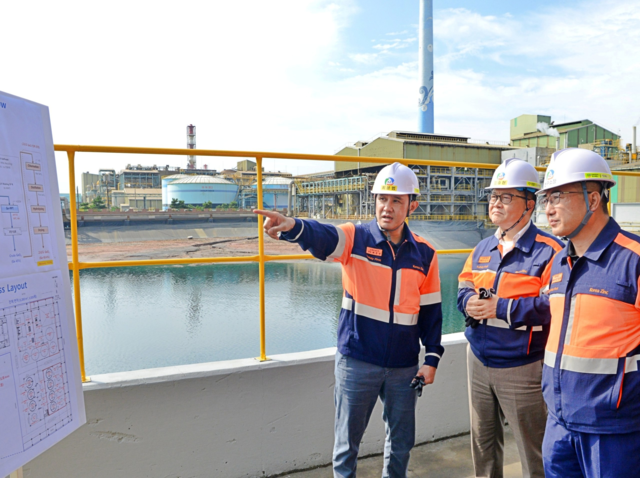 최윤범(맨 왼쪽) 고려아연 회장이 지난 9월 울산 온산제련소를 방문해 게르마늄 공장 신설 준비 현장을 점검하고 있다. 고려아연 제공