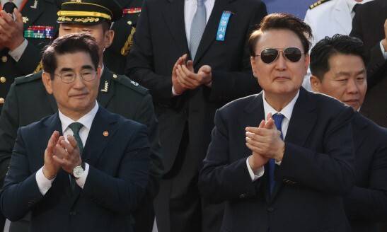 윤석열 대통령이 2024년 10월1일 서울 광화문 일대에서 열린 국군의 날 시가행진을 지켜보고 있다. 연합뉴스