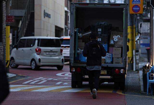 쿠팡 주간 택배기사 문지훈(가명·46)씨가 서울 강남구에서 배송을 마친 뒤 트럭으로 뛰어가고 있다. 그는 쿠팡에서 배송일을 시작한 지 얼마 안 돼 뇌졸중 초기 진단을 받았다. 지금은 주 4∼5일만 일한다. 이종근 선임기자 root2@hani.co.kr