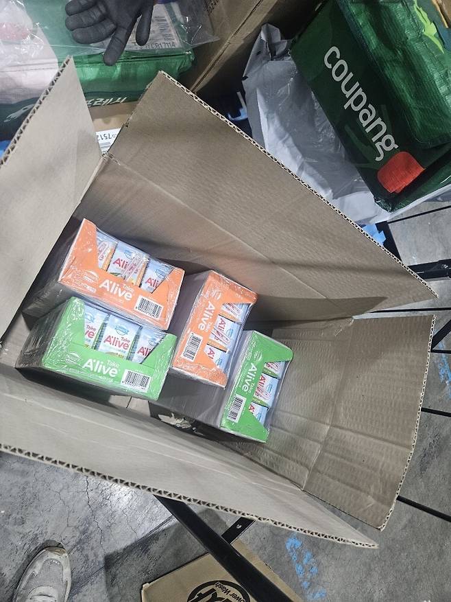 합포장된 배송 물품. 이전에는 24개입 주스 한 상자씩 별도로 배송했지만, 어느 순간부터 쿠팡에서 배송지가 같으면 한 상자에 합쳐 재포장한다. 합포장에 쓰는 상자는 얇아 사진처럼 무거운 주스가 여러 개 들어가면 찢어지거나 뭉개질 위험이 크다. 문지훈 제공