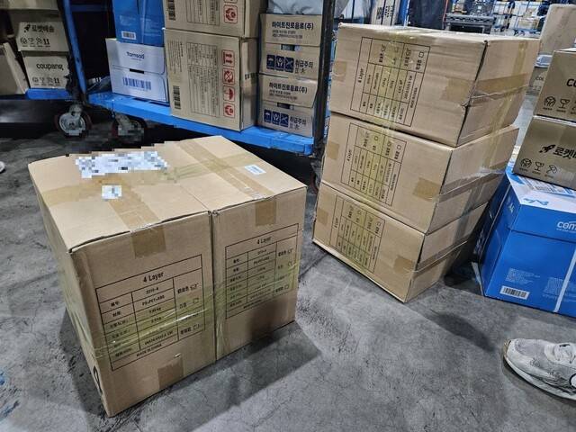 합포장된 배송 물품들. 배송지가 같은 물품 중 부피가 큰 것들은 이렇게 테이프로 칭칭 감아 1개의 물건으로 친다. 류석우 기자