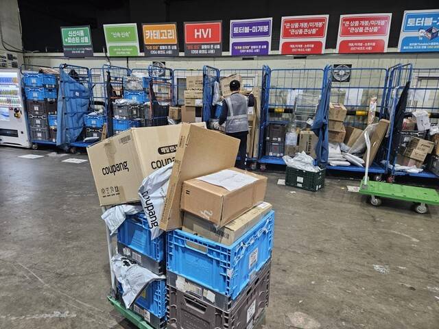 주간배송 이틀차, 1회전을 마치고 회수한 반품들. 반품 40여 개를 처리하는 데 약 40분이 걸렸다. 운송장을 뽑아 일일이 붙인 뒤 분류까지 해야 한다. 류석우 기자