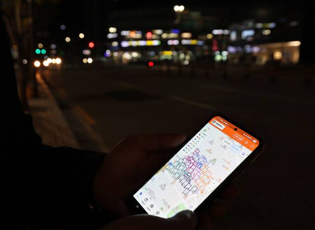 쿠팡 택배기사들이 사용하는 ‘쿠팡 플렉스’ 앱 화면. 지도 위에 배송해야 할 물품이 떠 있다. 직관적이고 이용하기 쉽다. 그러나 이 앱은 쿠팡에서 택배기사들의 작업량을 실시간으로 파악하고 압박하는 장치이기도 하다. 택배기사는 배송 시작부터 끝까지 계속 이 앱을 켠 채 휴대전화를 들고 다녀야 한다. 이종근 선임기자 root2@hani.co.kr