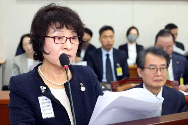박지향 동북아역사재단 이사장이 10월 16일 서울 여의도 국회 교육위원회에서 열린 사립학교교직원연금공단 등 국정감사에서 업무보고를 하고 있다. 뉴시스