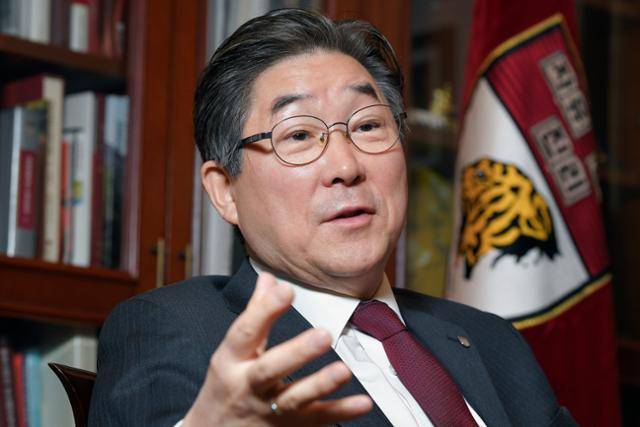 김동원 고려대학교 총장이 10일 서울 성북구 고려대학교 본관 총장실에서 본보와 인터뷰를 하고 있다. 임지훈 인턴기자