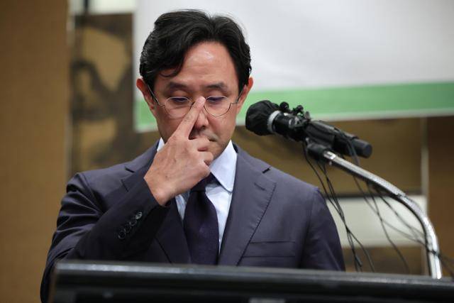 최윤범 고려아연 회장이 지난해 10월 서울 용산구 그랜드하얏트 호텔에서 경영권 분쟁 관련 기자회견 중 손으로 안경을 올리고 있다. 뉴스1