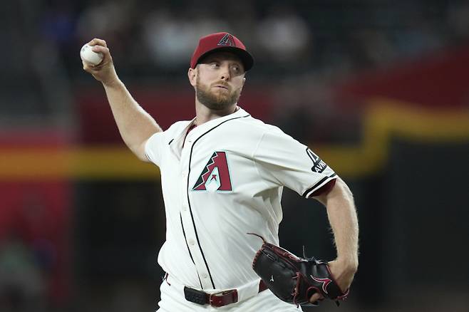 <yonhap photo-1839=""> Arizona Diamondbacks starting pitcher Merrill Kelly throws against the St. Louis Cardinals during the first inning of a baseball game Sunday, July 20, 2025, in Phoenix. (AP Photo/Ross D. Franklin)/2025-07-21 06:13:13/ <저작권자 ⓒ 1980-2025 ㈜연합뉴스. 무단 전재 재배포 금지, AI 학습 및 활용 금지></yonhap>