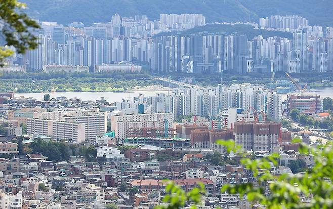 서울 남산에서 바라본 시내 아파트 단지 모습. [사진=연합뉴스]