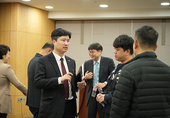 우재준 의원이 쿠팡 관계자들과 얘기를 나누고 있다 [사진=우재준 의원실]