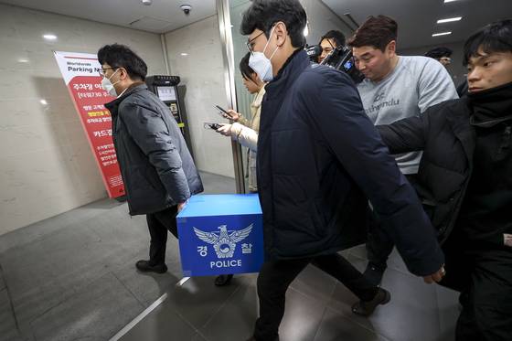 경찰이 대규모 개인정보 유출 사태를 빚은 쿠팡을 상대로 강제수사에 나선 9일 오후 서울 송파구 쿠팡 본사 사무실에서 압수수색을 마친 경찰들이 압수품을 옮기고 있다. 뉴스1