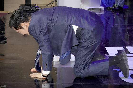 정청래 더불어민주당 대표가 14일 오후 국회 의원회관에서 열린 창당 70주년 당원의 날 행사에서 인사말에 앞서 큰절을 하고 있다. 장진영 기자