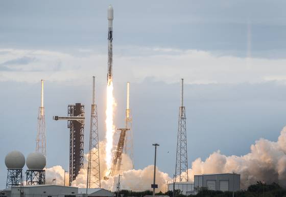 지난 9일 미국 플로리다주 케이프 커내버럴 우주군 기지 발사 단지 40에서 스페이스X 팰컨 9 로켓으로 발사되고 있다. EPA=연합뉴스