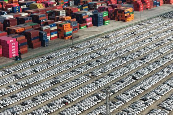 중국 난징 룽탄 항구에 선적을 기다리는 수출용 차량. AFP=연합뉴스