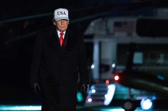 도널드 트럼프 대통령이 13일(현지시간) 워싱턴에서 백악관에 도착해 남쪽 잔디밭을 걸어가고 있다. AP=연합뉴스