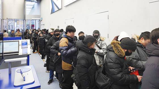 지난 12일 서울 서초구 ‘삼성 강남’ 매장에서 ‘갤럭시 Z 트라이폴드(아래 사진)’를 구매하기 위해 고객들이 대기하고 있다. 사진 삼성전자