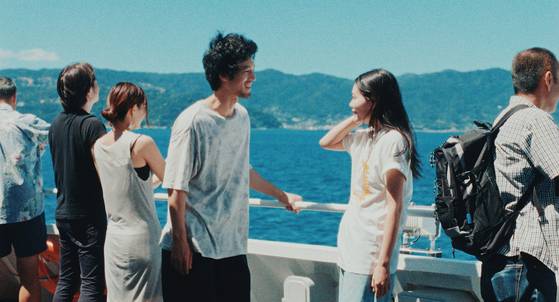 영화 '슈퍼 해피 포에버'는 남편 사노(사노 히로키)가 사별한 아내 나기(야마모토 나이루)와 사랑에 빠졌던 휴양지를 찾아 추억을 되새기는 이야기다.  사진 찬란