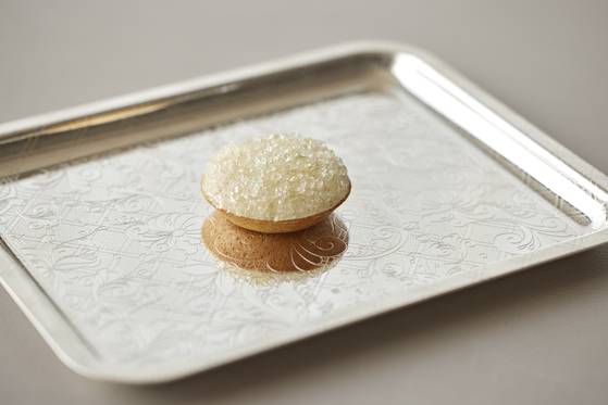 재료의 양과 모양, 소스가 부어지는 각도까지 동일하게 만들어지는 세잔의 요리들. [사진 세잔]