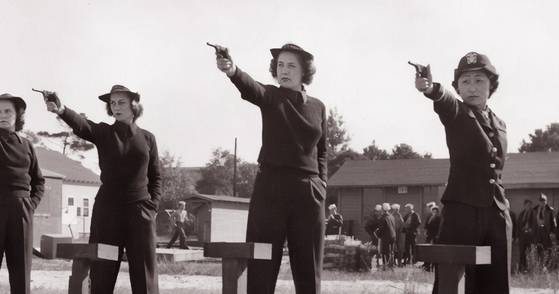 제2차 세계대전 당시 미국 해군 장교였던 안창호 선생의 장녀 안수산(오른쪽)이 동료들과 사격 훈련을 하고 있다. [사진 PBS 홈페이지 캡처]