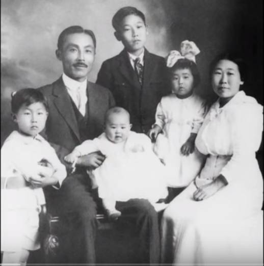 1918년 안창호 선생의 가족사진. 왼쪽부터 안필선, 안창호 선생, 안수라, 안필립, 안수산, 이혜련 여사. [사진 대한인국민회 기념재단]