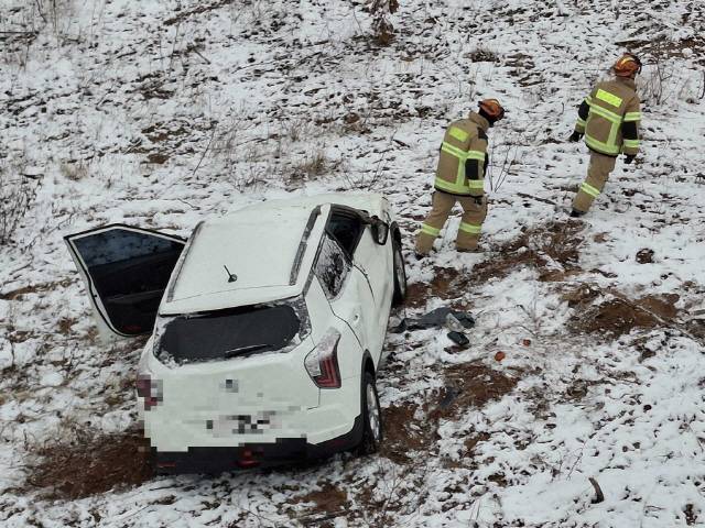 ▲ 12일 오전 7시 25분쯤 고성군 토성면의 한 도로에서 승용차가 눈길에 미끄러지며 10m 경사지 아래로 추락했다.  강원소방본부 제공