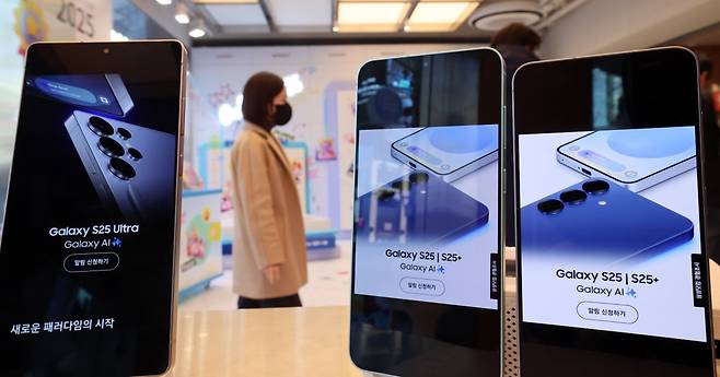 삼성전자 갤럭시S25 시리즈 사전 판매 시작을 하루 앞둔 지난 1월 23일 오후 서울 마포구 kt플라자 홍대애드샵플러스점에서 시민들이 갤럭시 S25를 체험하고 있다. 사진=최혁 한국경제신문 기자