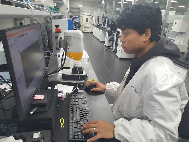 이강현 선임이 렌즈 향상 측정을 하고 있다. 평택=윤현주 기자