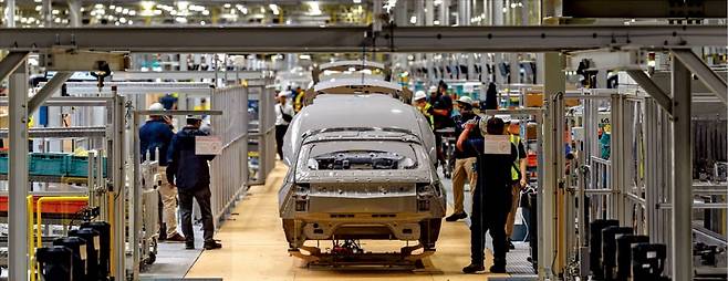 미국 조지아주 엘라벨에 있는 현대자동차그룹 메타플랜트 미국 공장에서 아이오닉5가 생산되고 있는 모습. /현대차·기아 제공