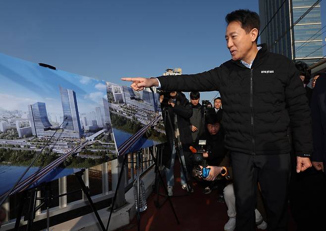 오세훈 서울시장이 15일 서울 광진구 동서울터미널 앞에서 동서울터미널 현대화사업에 대한 설명을 들으며 향후 추진 일정과 계획 등에 대해 이야기하고 있다. 연합뉴스