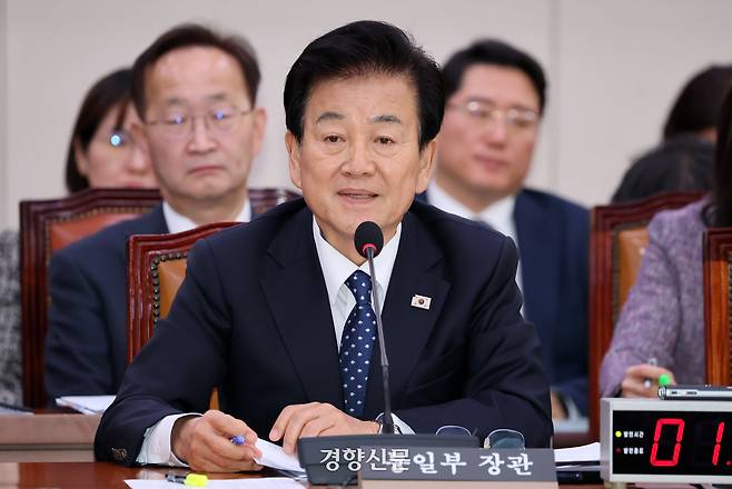 정동영 통일부 장관이 지난 11월28일 국회 외교통일위원회 전체회의에서 의원 질의에 답하고 있다. 박민규 선임기자