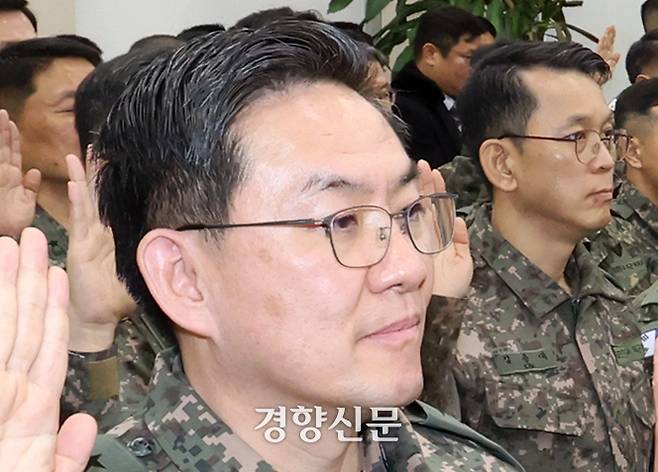 이진우 전 수도방위사령관(왼쪽)이 지난 1월 열린 국회 내란 혐의 진상규명 국정조사특위에서 증인선서를 하고 있다. 박민규 선임기자