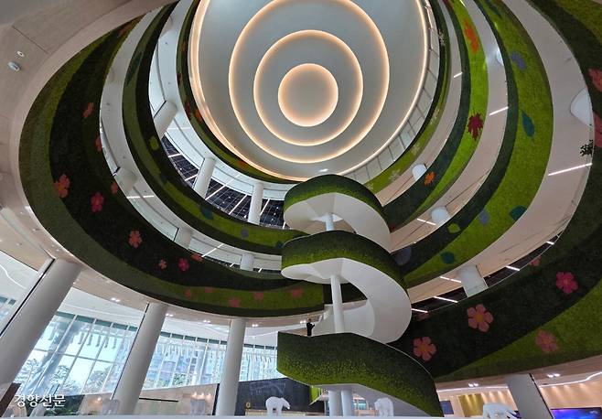 경기 수원시 영통구 경기도서관 내부에 각 층으로 이동 가능한 나선형 계단이 설치되어 있다. 김태희기자