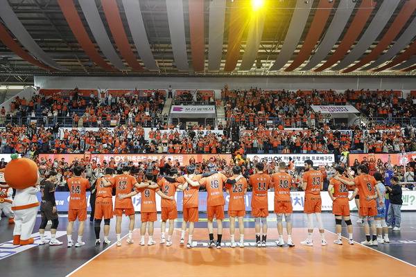 지난달 30일 부산 강서실내체육관에서 열린 OK저축은행 경기에서 선수들이 관중에게 감사 인사를 하고 있다.  OK저축은행 제공