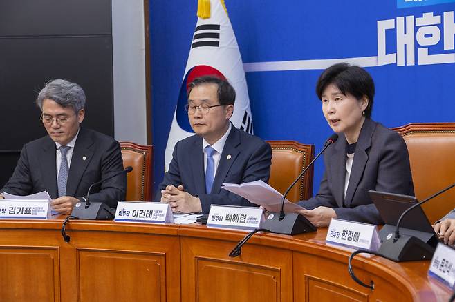 Back Hye-ryun, chair of the Democratic Party’s Special Committee on Judicial Reform (right), explains details of proposed judicial reform measures during a press briefing at the National Assembly in Yeouido, Seoul, on Oct. 20. [YONHAP]