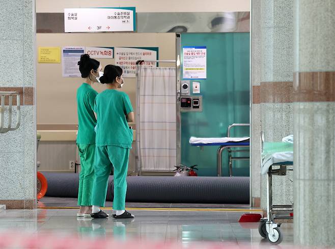 Medical staff stand in a corridor outside an operating room at Chosun University Hospital in Dong District, Gwangju, on July 14, in this photo unrelated to the story. [YONHAP]