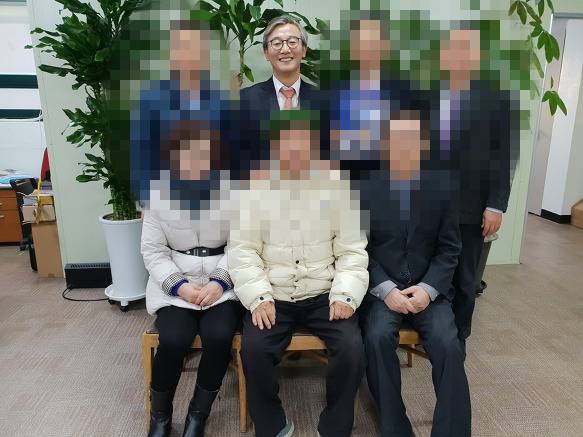 Officials of the Unification Church-affiliated Citizens' Federation for the Unification of the Fatherland visit liberal Democratic Party Rep. Chun Jae-soo on Feb. 1, 2019. [JOONGANG ILBO]