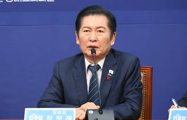 Democratic Party chair Jung Chung-rae speaks during a party leadership meeting at the National Assembly in Yeouido, western Seoul on Dec. 15. [LIM HYUN-DONG]