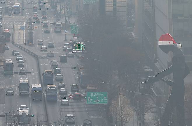 Fine dust pollution shrouds Seoul as seen from the Seoul Metropolitan Office of Education in Jongno District, central Seoul, on Dec. 7. [YONHAP]
