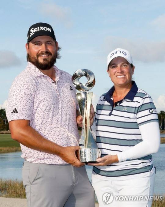 우승컵 든 노백(왼쪽)과 코글린 / 사진=연합뉴스