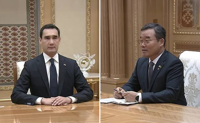 투르크메니스탄 세르다르 베르디무하메도프 대통령(왼쪽)을 예방하고 있는 김보현 사장 [대우건설]