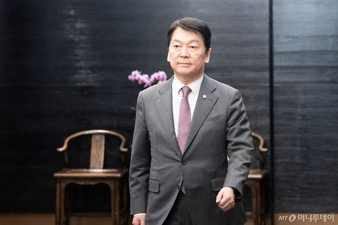 (서울=뉴스1) 이승배 기자 = 안철수 국민의힘 의원이 19일 서울 여의도의 한 식당으로 중진 오찬을 위해 발걸음을 옮기고 있다. 2025.11.19/뉴스1  Copyright (C) 뉴스1. All rights reserved. 무단 전재 및 재배포,  AI학습 이용 금지. /사진=(서울=뉴스1) 이승배 기자