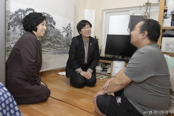 정은경 보건복지부 장관이 겨울철 복지위기가구 발굴 및 지원 대책 수립을 위해 서울 용산구 쪽방촌을 찾아 주민과 대화를 나누고 있다./사진=보건복지부,서울=뉴스1