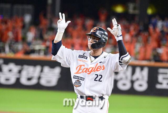 2025년 10월 24일 오후 대전한화생명볼파크에서 열린 '2025 신한 SOL BANK KBO 포스트 시즌' 삼성 라이온즈와 한화 이글스의 플레이오프(PO) 5차전 경기. 한화 채은성이 5회말 무사 2.3루서 2타점 적시타를 친 뒤 기뻐하고 있다./마이데일리