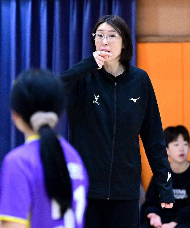 정대영 감독이 작전을 지시하고 있다 / 한국배구연맹(KOVO)