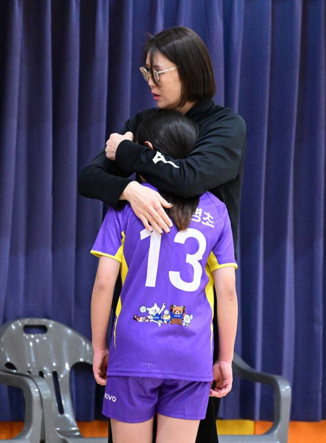 정대영 감독이 울먹이는 선수를 따뜻하게 안아주고 있다 / 한국배구연맹(KOVO)