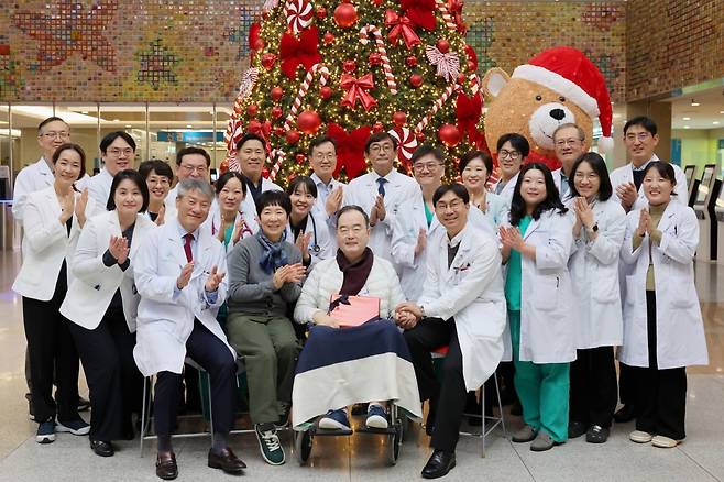 서울아산병원 장기이식센터 폐이식팀 의료진이 300번째 폐이식 환자(앞줄 왼쪽 세 번째)의 성공적인 수술과 회복을 축하하며 9일(화) 기념사진을 찍고 있다.