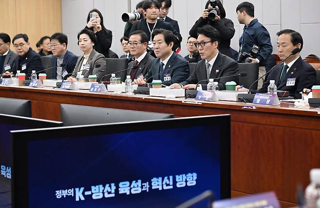 김민석(오른쪽 두번째) 국무총리가 15일 오전 서울 여의도 국회 의원회관에서 열린 K-방산 리더스 포럼에서 발언하고 있다. 이상섭 기자