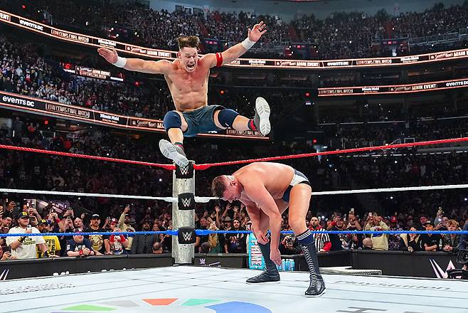 은퇴전에서 상대 선수 군터에게 탑로프 레그 래리엇을 시도하는 존 시나. [게티이미지]