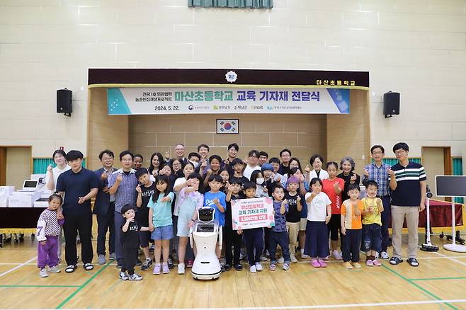 [서울=뉴시스] 경남 마산초에 학습실 조성을 지원한 이마트. (사진=대·중소기업·농어업협력재단 제공) 2025.12.15. photo@newsis.com *재판매 및 DB 금지