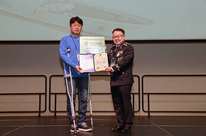[인천=뉴시스] 인하공업전문대학 조선기계공학과 신채오(왼쪽) 학생이 제6회 해양경찰 함정 설계 공모전에서 자유과제 부문 우수상을 받고 기념사진을 촬영하고 있다. (사진=인하공전 제공) 2025.12.15. photo@newsis.com *재판매 및 DB 금지