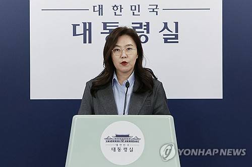 강유정 대변인, 캄보디아 스캠 범죄 대응 성과 브리핑 (서울=연합뉴스) 김도훈 기자 = 강유정 대변인이 12일 서울 용산 대통령실 청사에서 캄보디아 스캠 범죄 대응 성과 관련 브리핑을 하고 있다. 2025.12.12 [대통령실통신사진기자단] superdoo82@yna.co.kr